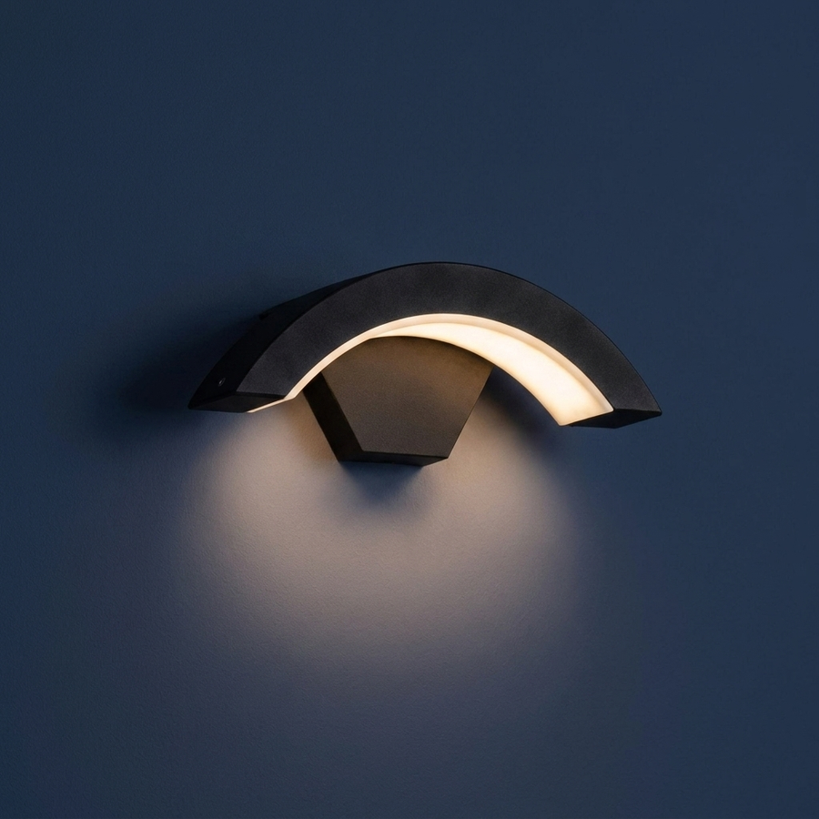 Curve, A moon on the wall